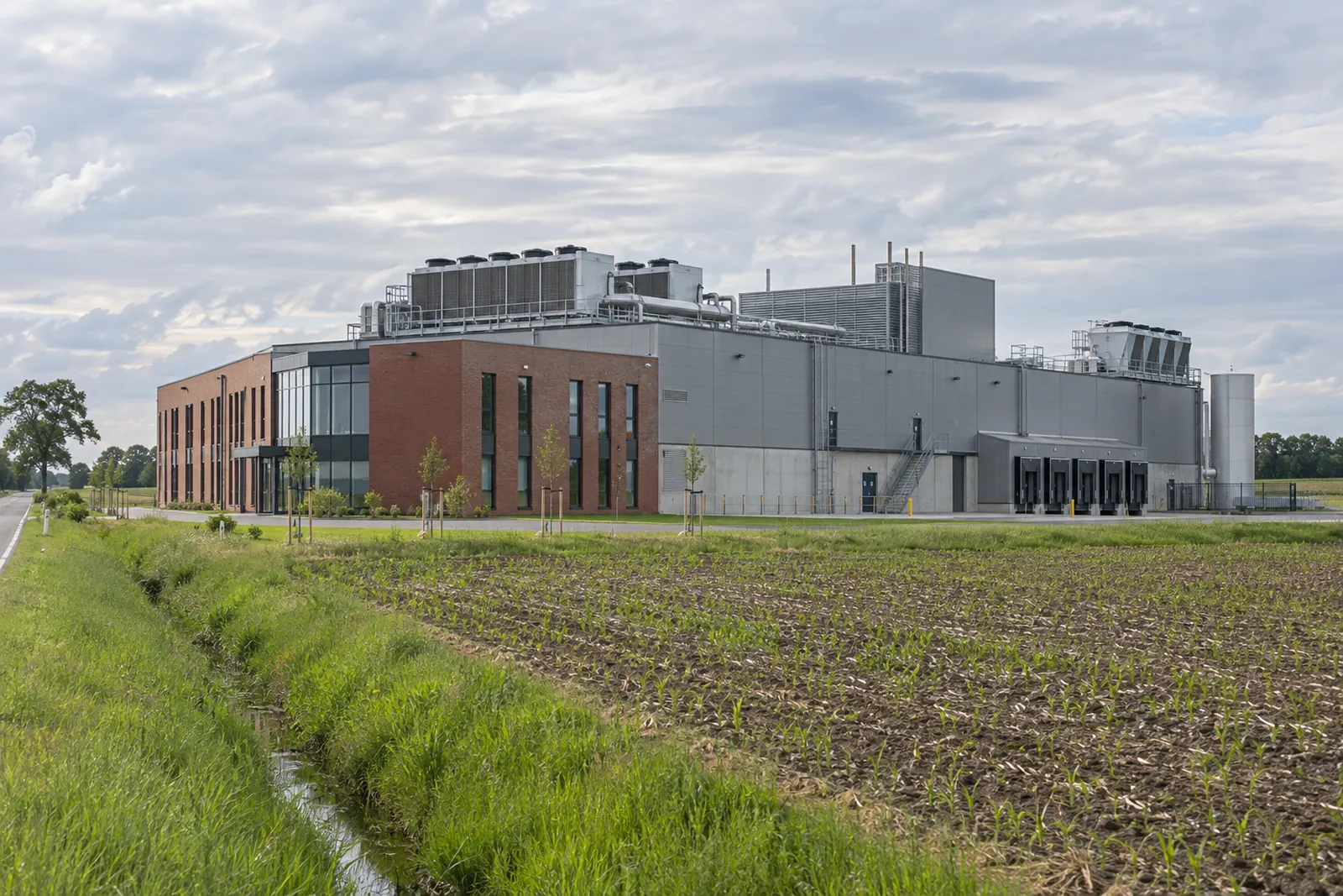 Kühl- und Verarbeitungshalle im Oldenburger Münsterland mit Lüftungsgeräten und Kälteaggregaten auf dem Flachdach