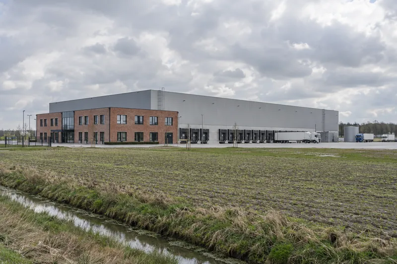 Kühllager mit Backsteinanbau und Laderampen auf flachem Land bei Vechta in Niedersachsen