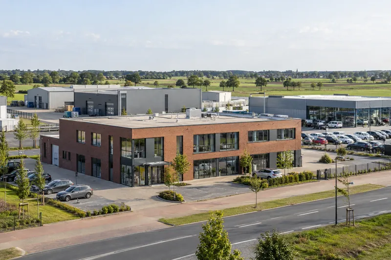 Klinkerbürohaus und Gewerbehallen am Stadtrand von Cloppenburg im flachen Oldenburger Münsterland