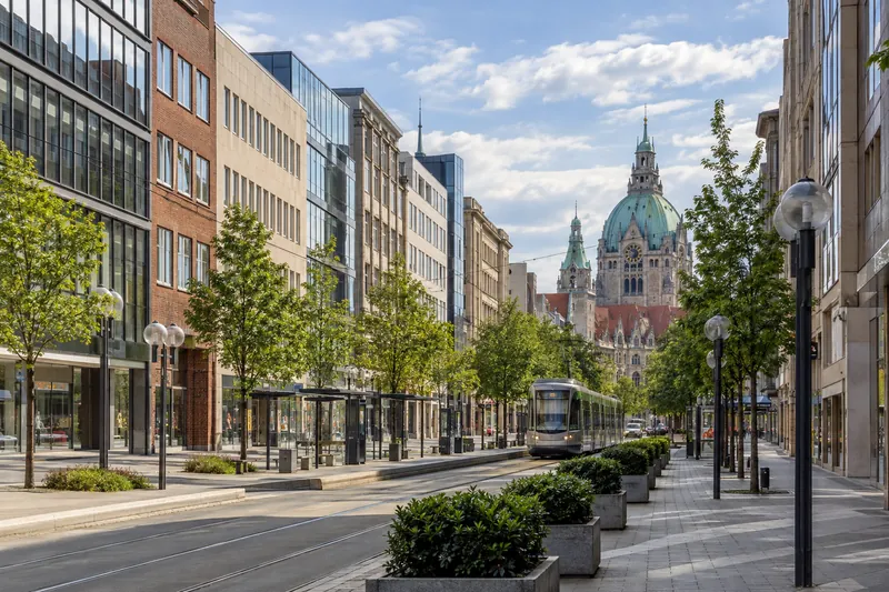 Geschäfts- und Bürohäuser der Nachkriegszeit in der Hannoveraner Innenstadt mit der Kuppel des Neuen Rathauses im Hintergrund