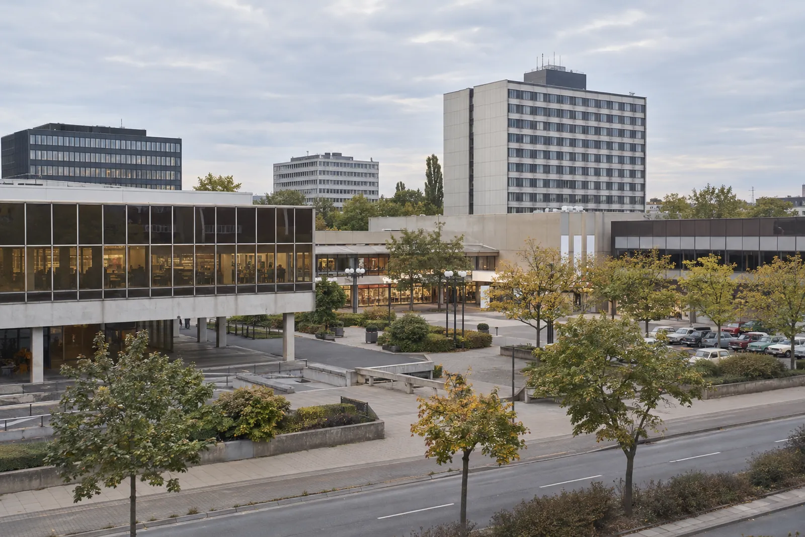 Geschäfts- und Bürogebäude der 1970er Jahre mit Flachdächern im Zentrum von Laatzen