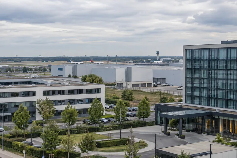Hotel- und Gewerbebauten mit Glasfassade und Hallen im Umfeld des Flughafens Langenhagen