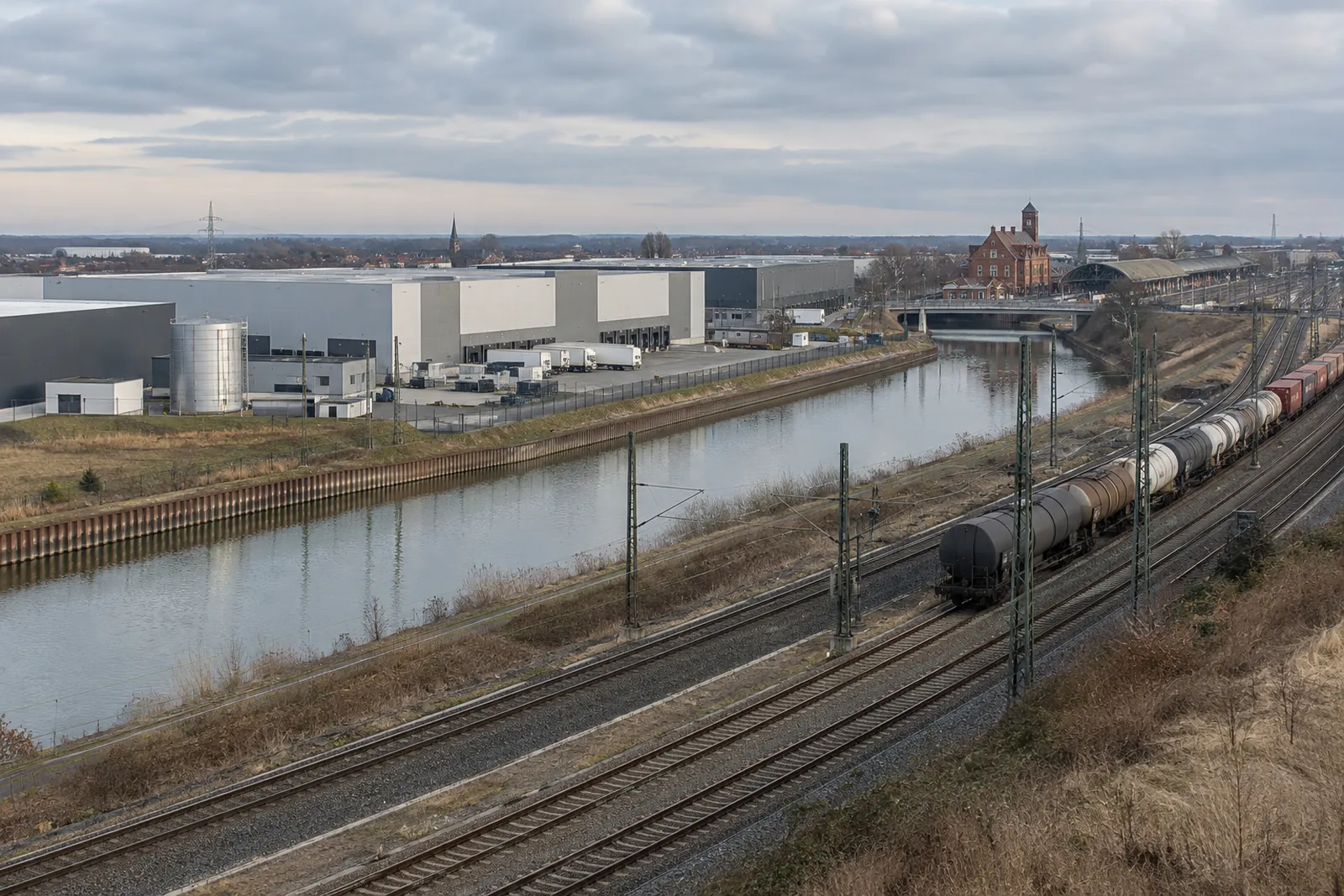Logistikhallen und Gewerbebauten am Mittellandkanal bei Lehrte mit Bahngleisen im Vordergrund