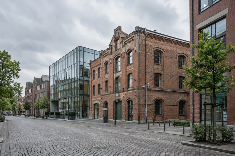 Gewerbebauten aus rotem Backstein und ein moderner Glasbau in der Oldenburger Innenstadt