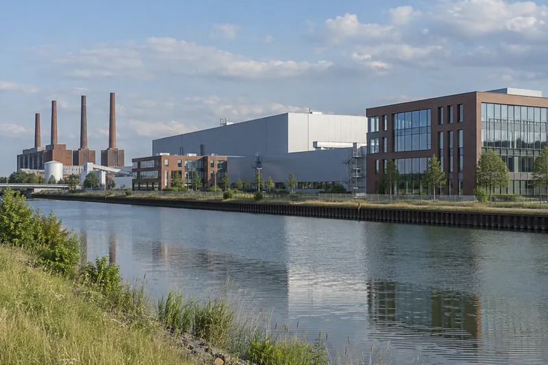 Moderne Büro- und Hallengebäude am Mittellandkanal in Wolfsburg