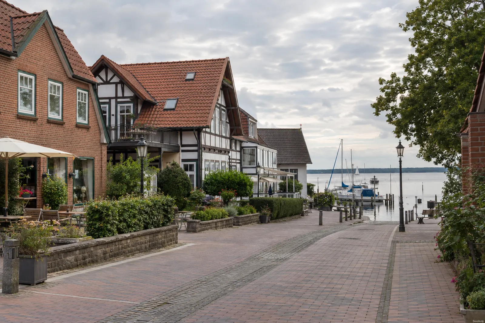 Gasthäuser und Hotelbauten aus Backstein und Fachwerk am Steinhuder Meer bei Wunstorf